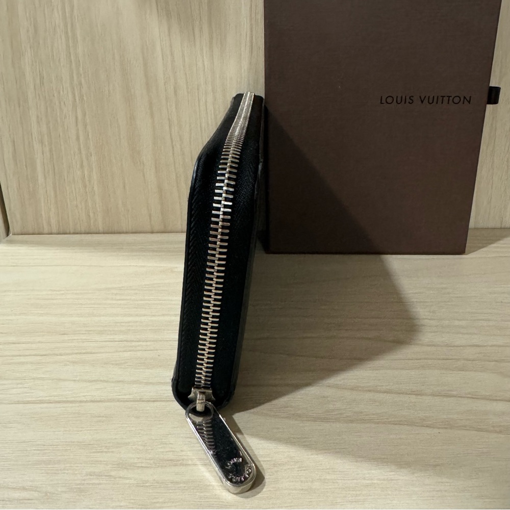 24 hour sale! Only $575 Beautiful Louis Vuitton Zippy Wallet - Picture 4 of 10